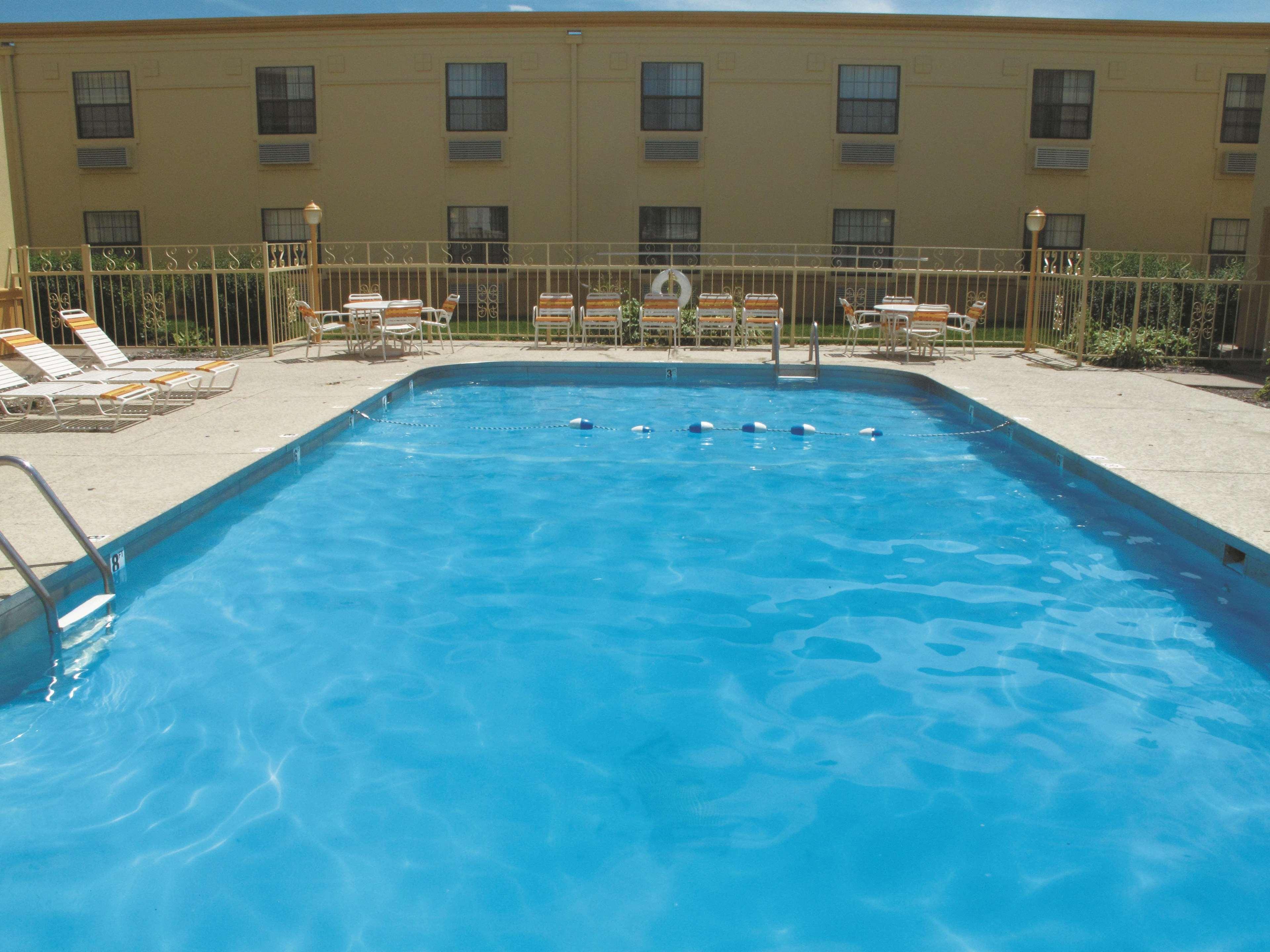 La Quinta Inn By Wyndham Moline Airport Bagian luar foto